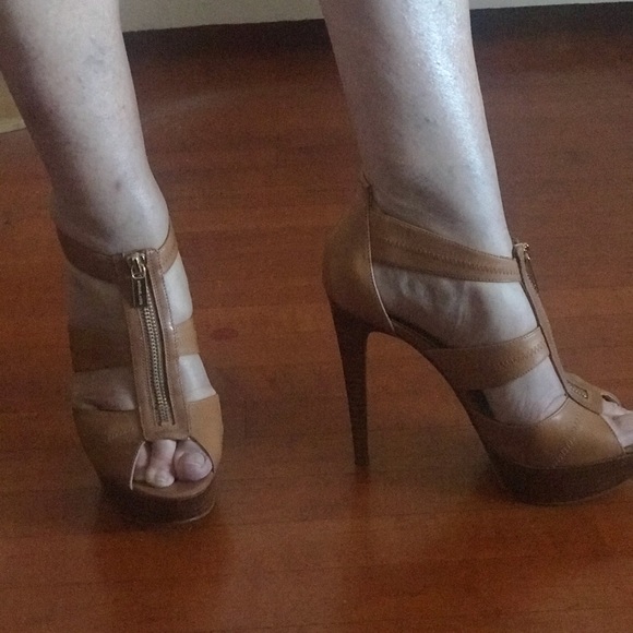 Michael Kors strappy 5” high heel with platform. - Picture 7 of 8